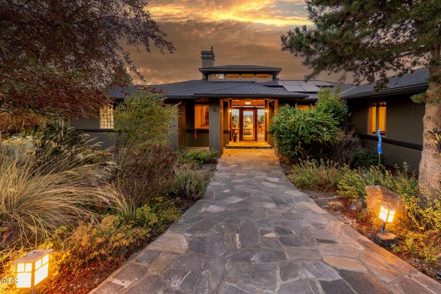 885 NW Chelsea Loop, Bend, OR 97703