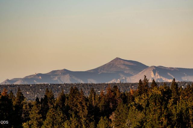 885 NW Chelsea Loop, Bend, OR 97703