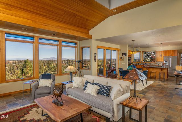 885 NW Chelsea Loop, Bend, OR 97703