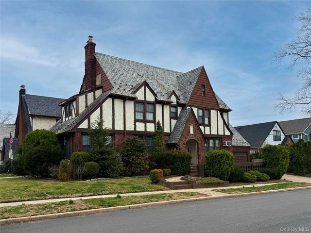 59 Willow Street, Floral Park, NY 11001