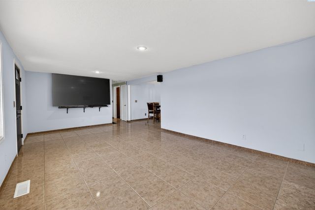 1536 W Ella St, Pasco, WA 99301