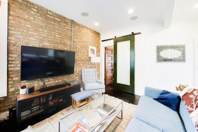 3009 W Belden Avenue, Chicago, IL 60647