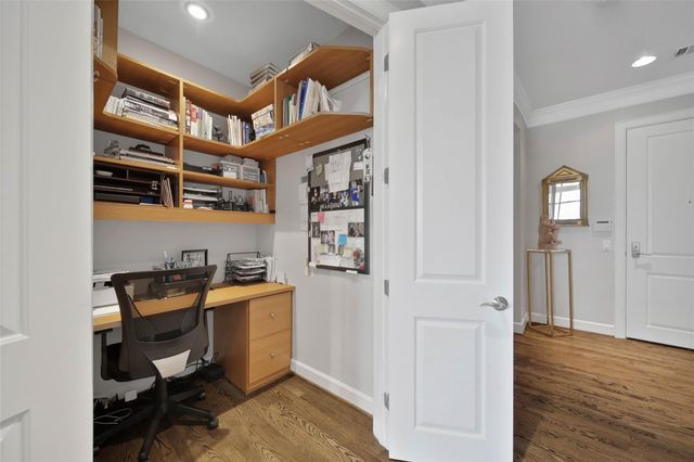 2211 Briarglen Drive 708, Houston, TX 77027