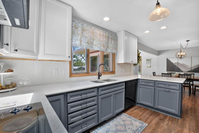 2626 Neola Street, Cedar Falls, IA 50613