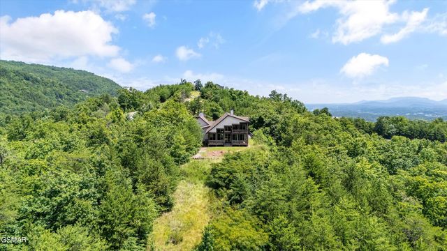 3301 Summit Trails Drive, Sevierville, TN 37862