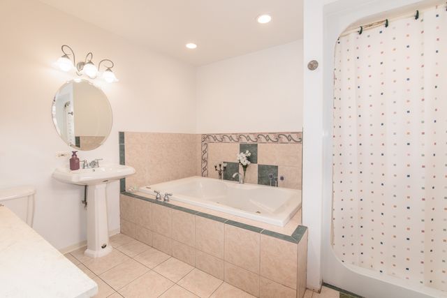 8233 N Octavia Avenue, Niles, IL 60714