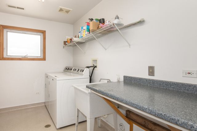 8233 N Octavia Avenue, Niles, IL 60714