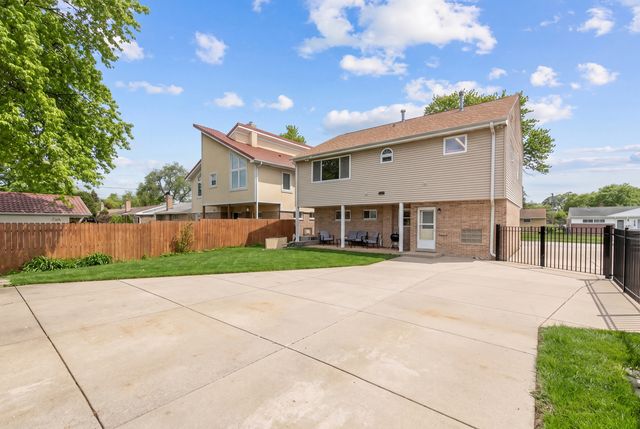 8233 N Octavia Avenue, Niles, IL 60714