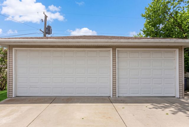 8233 N Octavia Avenue, Niles, IL 60714