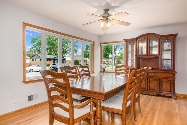 8233 N Octavia Avenue, Niles, IL 60714