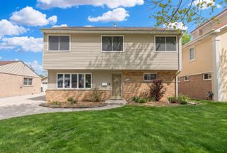 8233 N Octavia Avenue, Niles, IL 60714