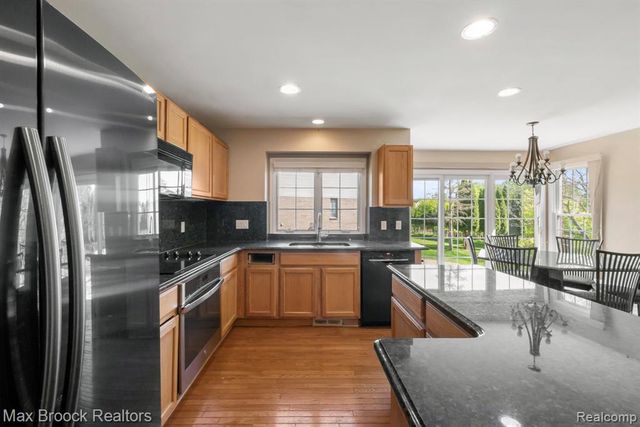 7657 Windgate Circle, West Bloomfield, MI 48323