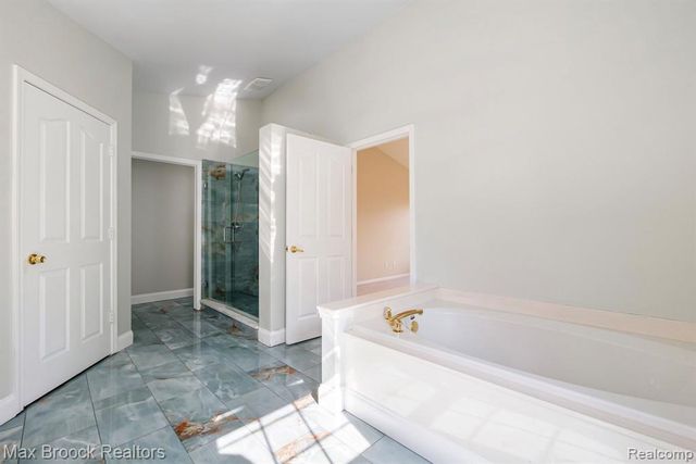 7657 Windgate Circle, West Bloomfield, MI 48323