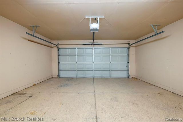 7657 Windgate Circle, West Bloomfield, MI 48323