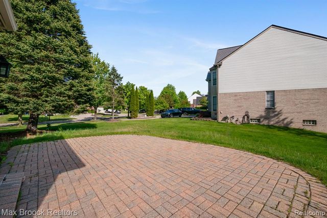 7657 Windgate Circle, West Bloomfield, MI 48323