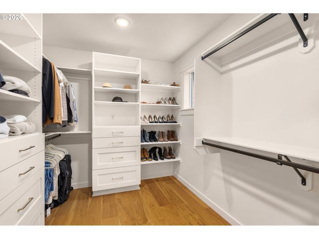 19232 PILKINGTON Rd, Lake Oswego, OR 97035