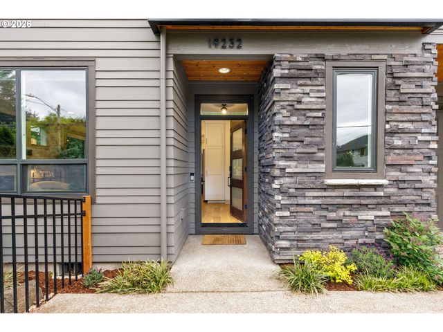 19232 PILKINGTON Rd, Lake Oswego, OR 97035