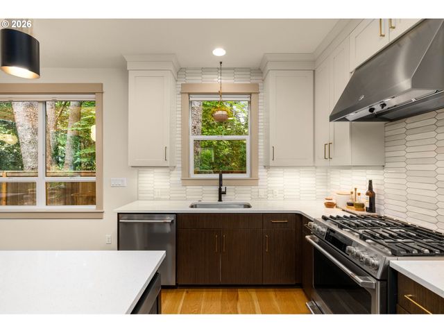 19232 PILKINGTON Rd, Lake Oswego, OR 97035