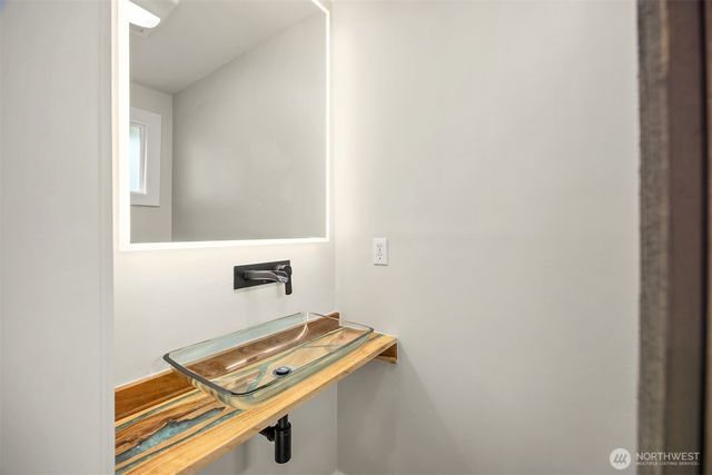 1090 Grow Avenue NW, Bainbridge Island, WA 98110