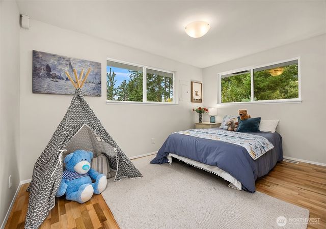 1090 Grow Avenue NW, Bainbridge Island, WA 98110