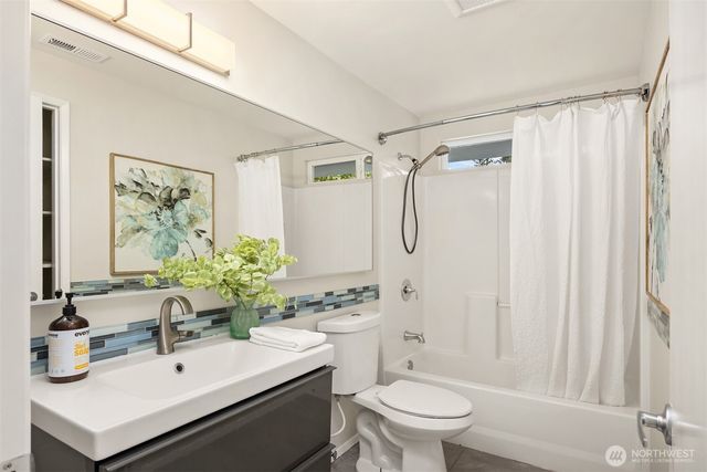 1090 Grow Avenue NW, Bainbridge Island, WA 98110