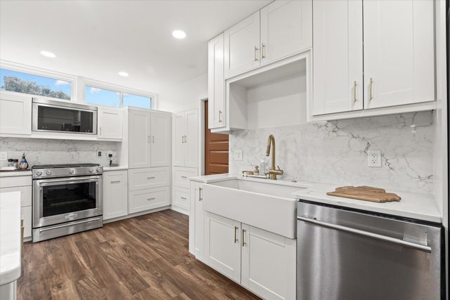 2330 N Pine Center Drive, West Bloomfield, MI 48323