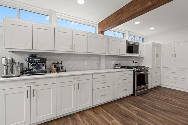 2330 N Pine Center Drive, West Bloomfield, MI 48323