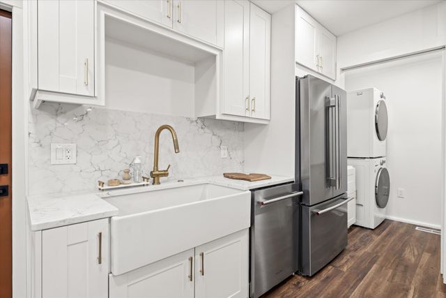 2330 N Pine Center Drive, West Bloomfield, MI 48323