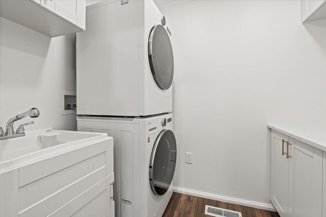 2330 N Pine Center Drive, West Bloomfield, MI 48323