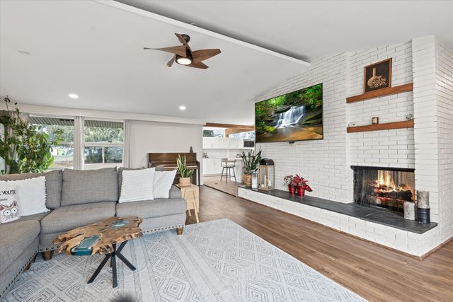 2330 N Pine Center Drive, West Bloomfield, MI 48323