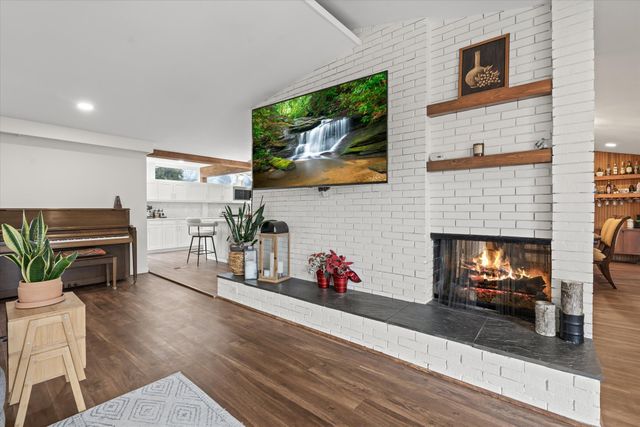 2330 N Pine Center Drive, West Bloomfield, MI 48323