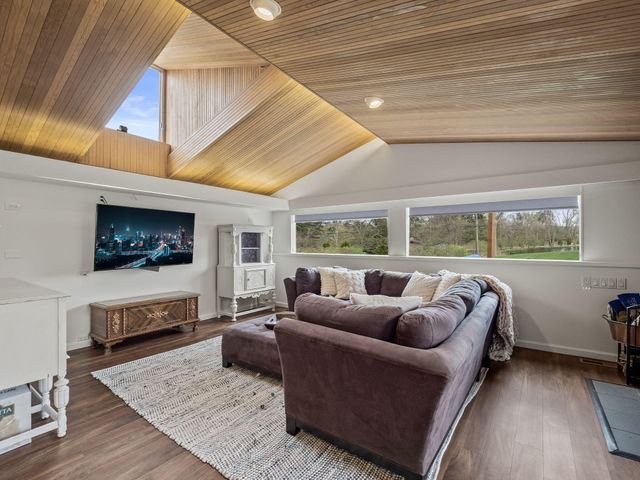 2330 N Pine Center Drive, West Bloomfield, MI 48323