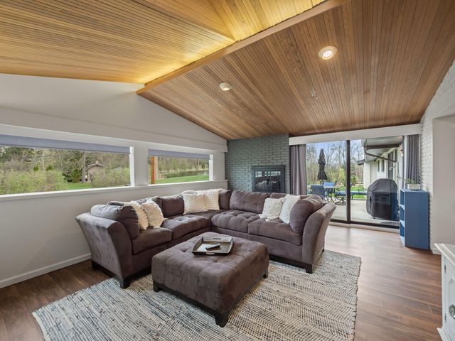 2330 N Pine Center Drive, West Bloomfield, MI 48323