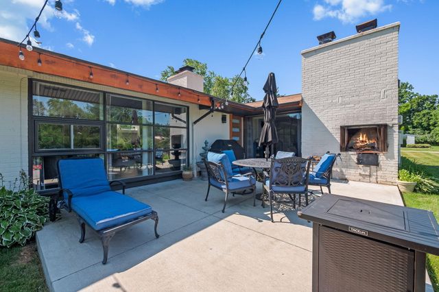 2330 N Pine Center Drive, West Bloomfield, MI 48323