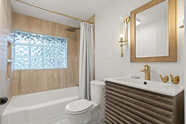 2330 N Pine Center Drive, West Bloomfield, MI 48323