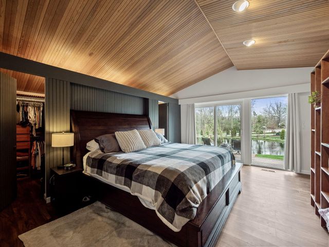 2330 N Pine Center Drive, West Bloomfield, MI 48323