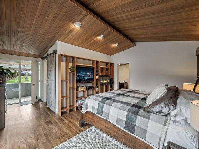 2330 N Pine Center Drive, West Bloomfield, MI 48323