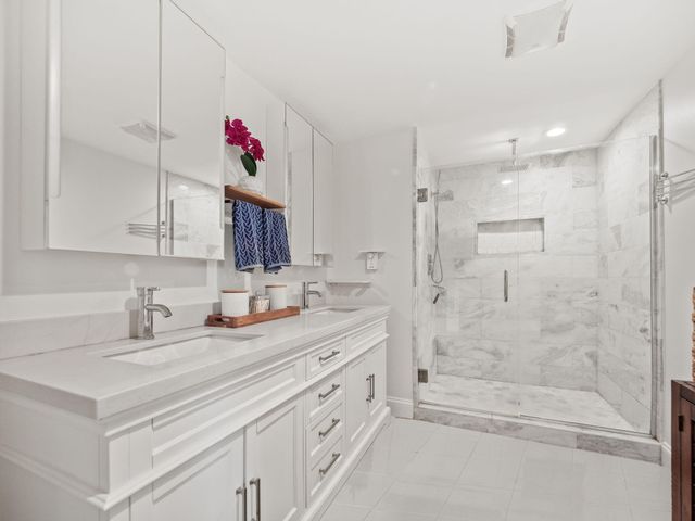 2330 N Pine Center Drive, West Bloomfield, MI 48323