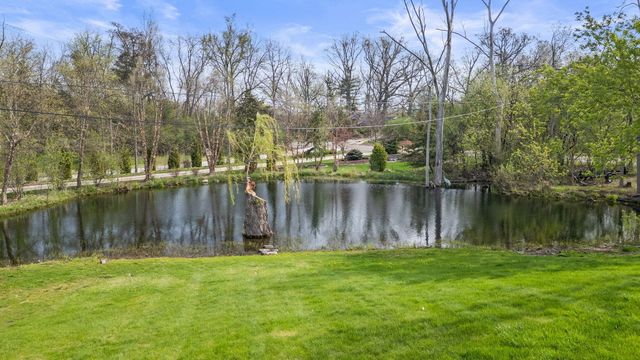 2330 N Pine Center Drive, West Bloomfield, MI 48323