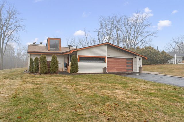 2330 N Pine Center Drive, West Bloomfield, MI 48323