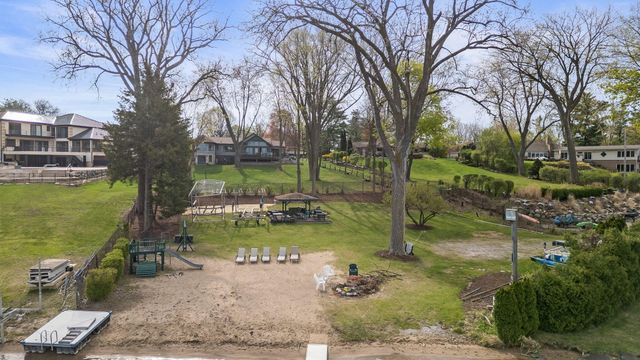 2330 N Pine Center Drive, West Bloomfield, MI 48323