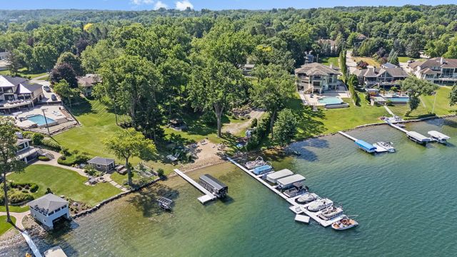 2330 N Pine Center Drive, West Bloomfield, MI 48323