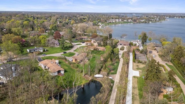 2330 N Pine Center Drive, West Bloomfield, MI 48323