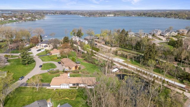 2330 N Pine Center Drive, West Bloomfield, MI 48323