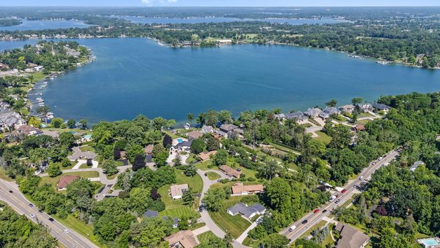 2330 N Pine Center Drive, West Bloomfield, MI 48323