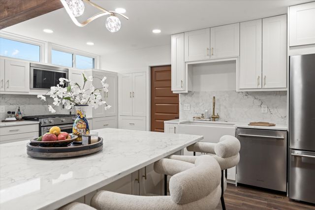 2330 N Pine Center Drive, West Bloomfield, MI 48323