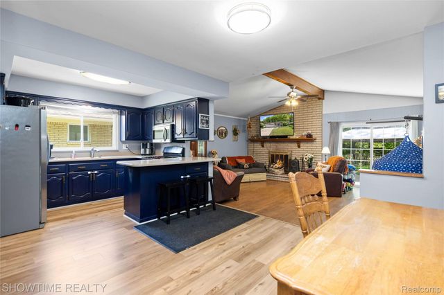 31720 Kelly Road, Roseville, MI 48066