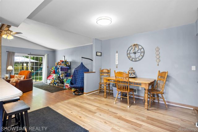 31720 Kelly Road, Roseville, MI 48066