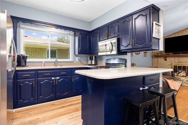31720 Kelly Road, Roseville, MI 48066