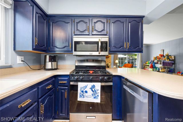 31720 Kelly Road, Roseville, MI 48066